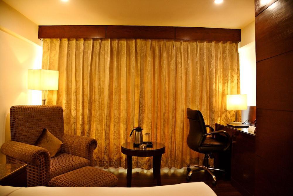Hotel Royal Cliff Kanpur Exterior photo