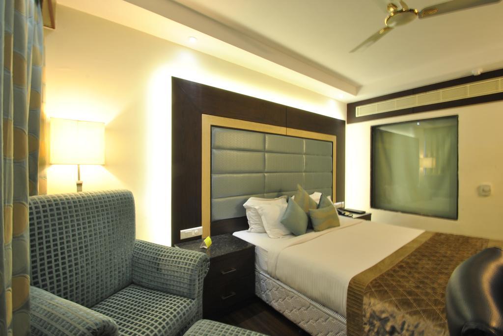 Hotel Royal Cliff Kanpur Exterior photo