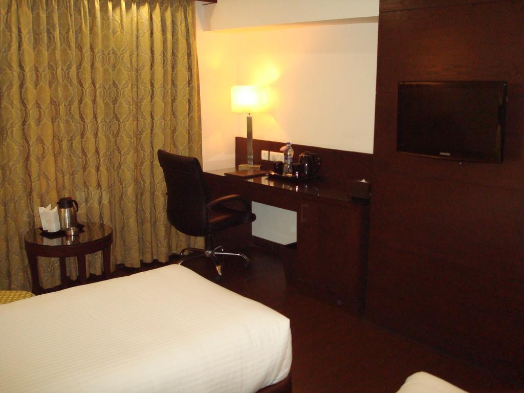 Hotel Royal Cliff Kanpur Exterior photo