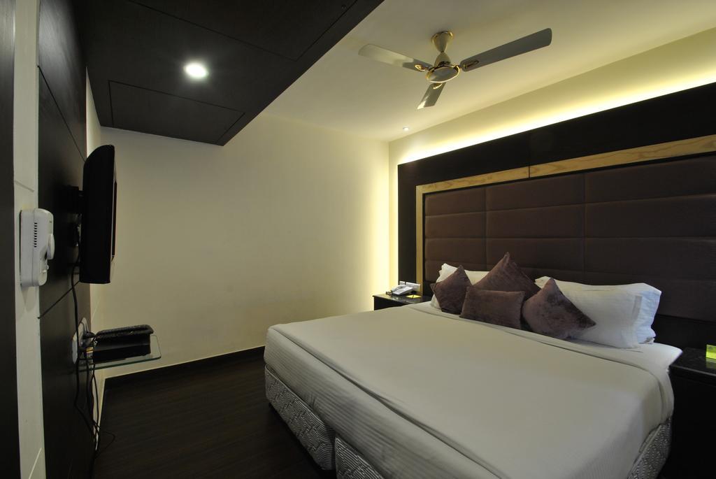Hotel Royal Cliff Kanpur Exterior photo
