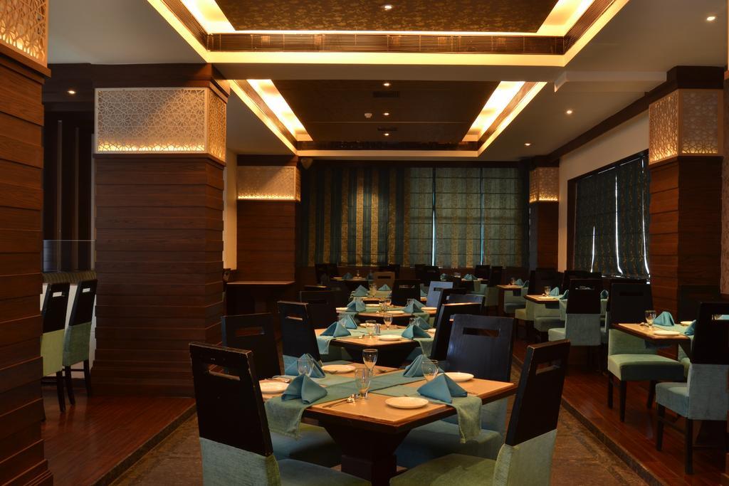 Hotel Royal Cliff Kanpur Exterior photo