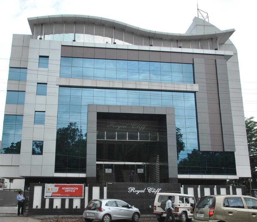 Hotel Royal Cliff Kanpur Exterior photo