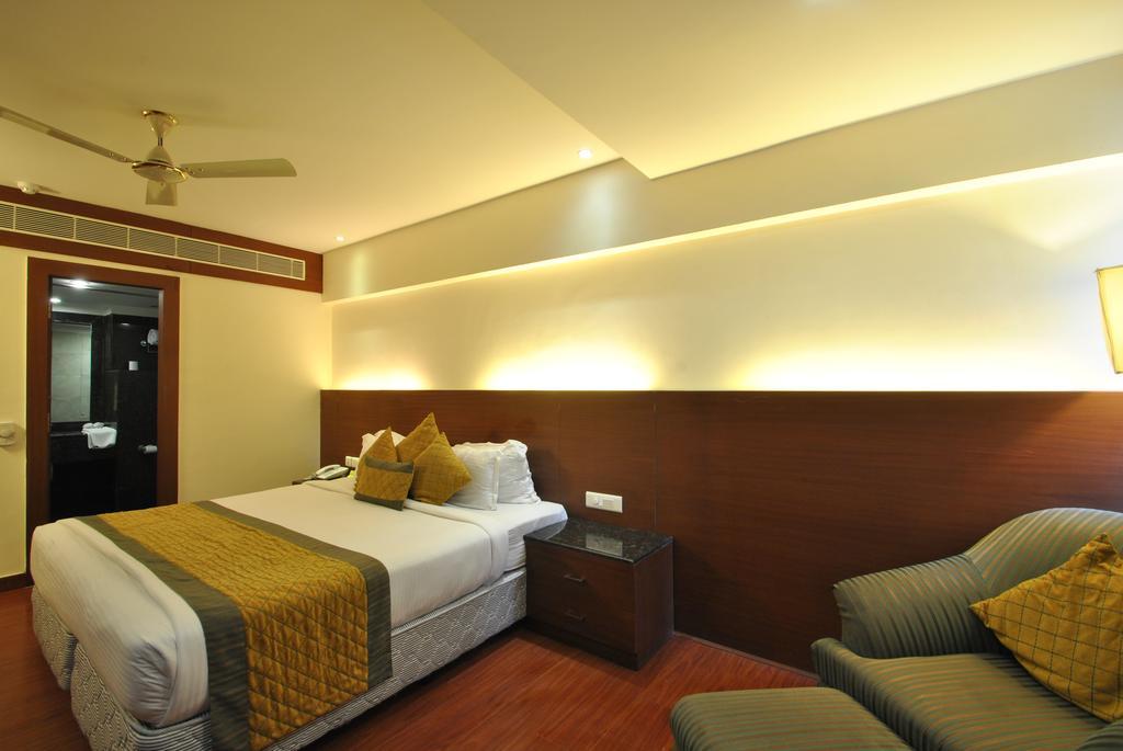 Hotel Royal Cliff Kanpur Exterior photo