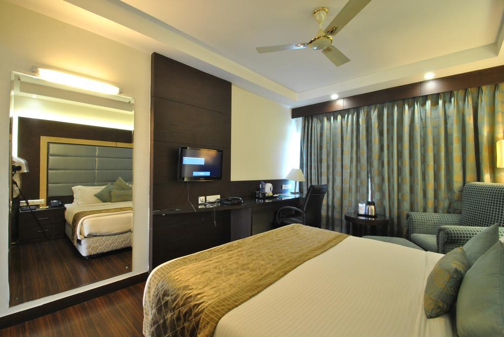 Hotel Royal Cliff Kanpur Exterior photo