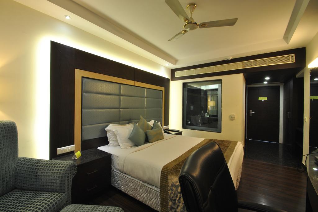 Hotel Royal Cliff Kanpur Exterior photo
