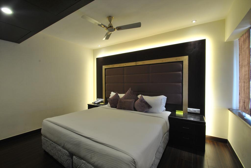 Hotel Royal Cliff Kanpur Exterior photo