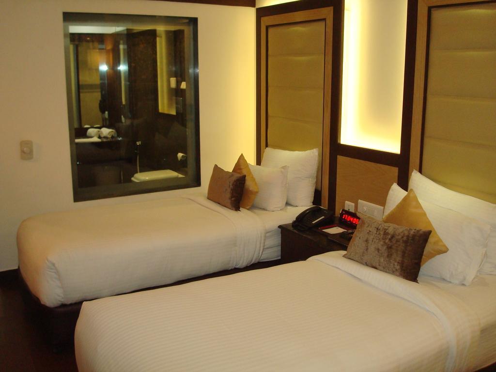 Hotel Royal Cliff Kanpur Exterior photo