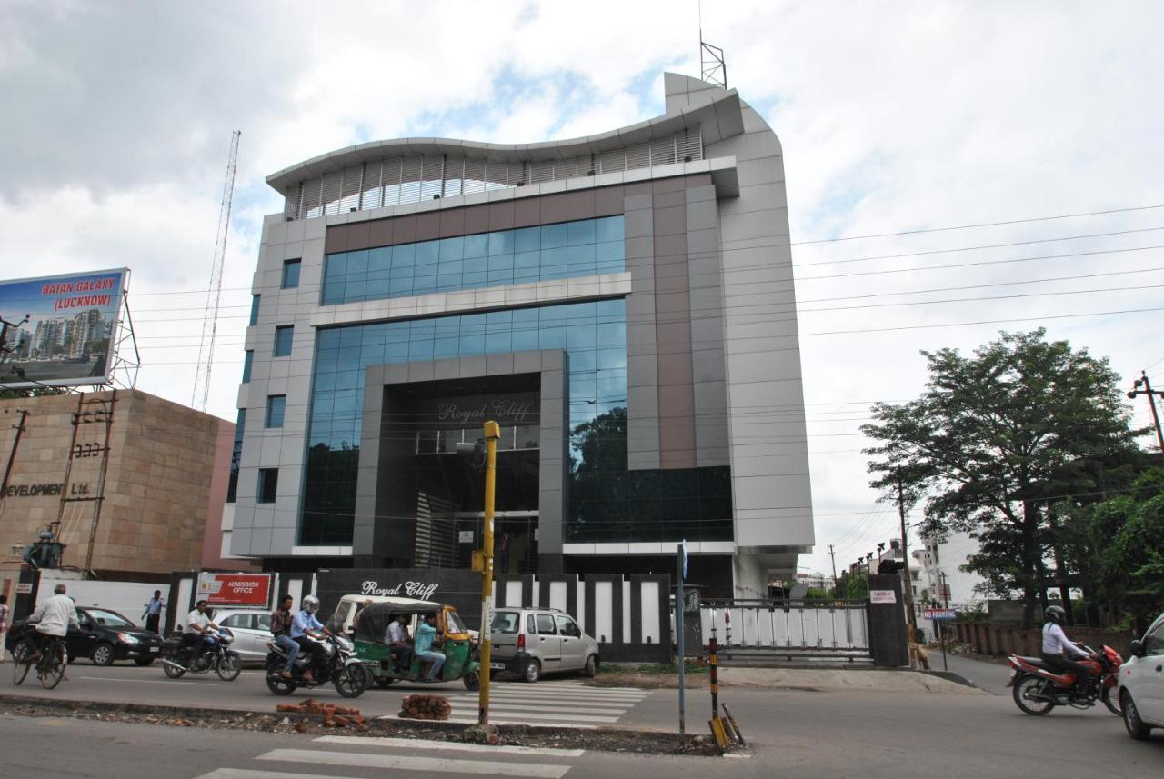Hotel Royal Cliff Kanpur Exterior photo