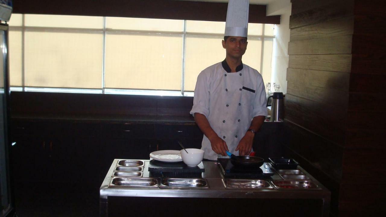Hotel Royal Cliff Kanpur Exterior photo