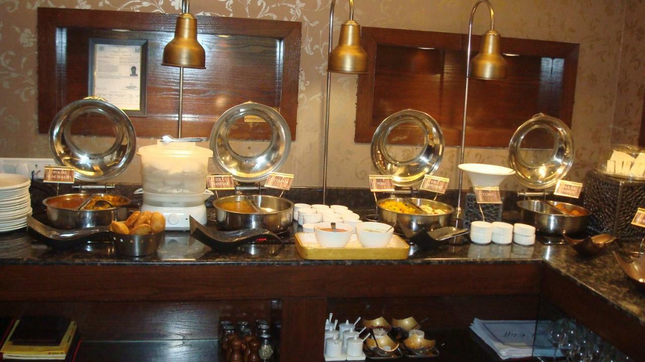 Hotel Royal Cliff Kanpur Exterior photo